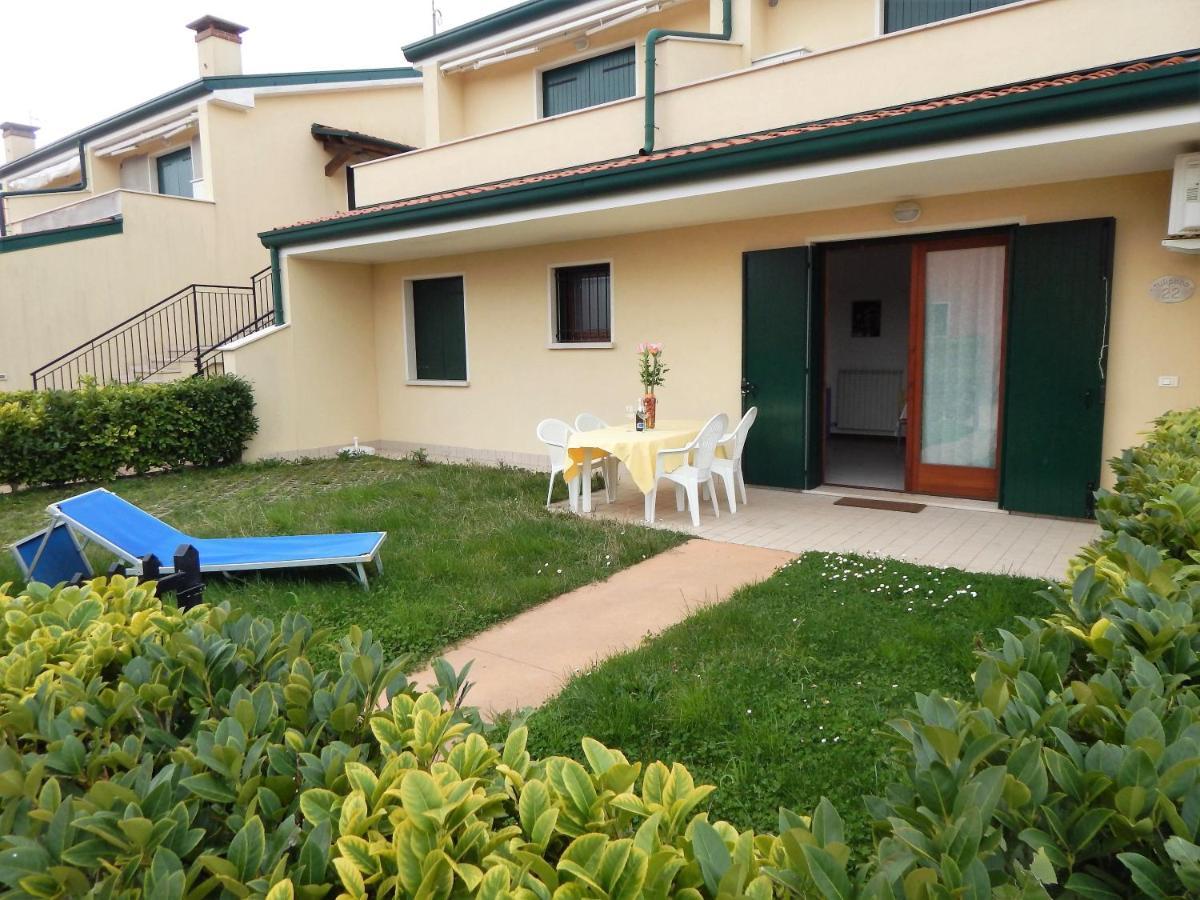 Hotel Apartments Villaggio Dei Fiori 4 Stars Luxury - Great Family Resort - Pet Friendly - With Hypermarket - Delivery Restaurant-Pizzeria - Room Breakfast With Supplement - Ultra Fast Wi-Fi - Play Area For Children - Olympic Swimming Pool - Parking Caorle Eksteriør bilde