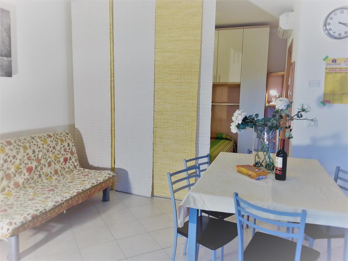 Hotel Apartments Villaggio Dei Fiori 4 Stars Luxury - Great Family Resort - Pet Friendly - With Hypermarket - Delivery Restaurant-Pizzeria - Room Breakfast With Supplement - Ultra Fast Wi-Fi - Play Area For Children - Olympic Swimming Pool - Parking Caorle Eksteriør bilde