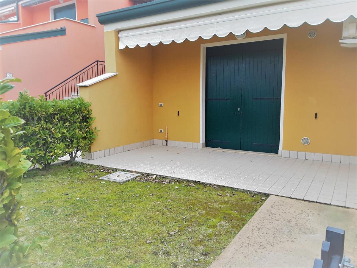 Hotel Apartments Villaggio Dei Fiori 4 Stars Luxury - Great Family Resort - Pet Friendly - With Hypermarket - Delivery Restaurant-Pizzeria - Room Breakfast With Supplement - Ultra Fast Wi-Fi - Play Area For Children - Olympic Swimming Pool - Parking Caorle Eksteriør bilde