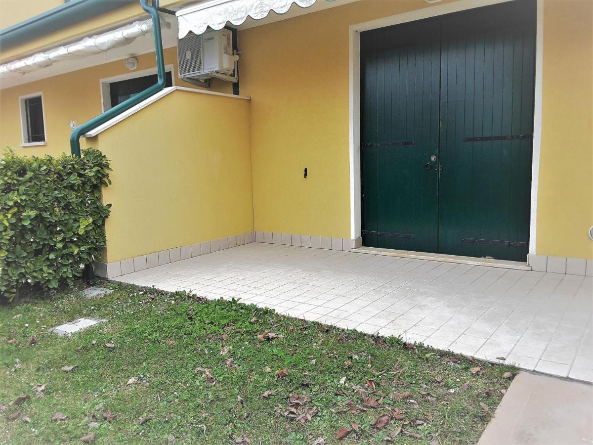 Hotel Apartments Villaggio Dei Fiori 4 Stars Luxury - Great Family Resort - Pet Friendly - With Hypermarket - Delivery Restaurant-Pizzeria - Room Breakfast With Supplement - Ultra Fast Wi-Fi - Play Area For Children - Olympic Swimming Pool - Parking Caorle Eksteriør bilde