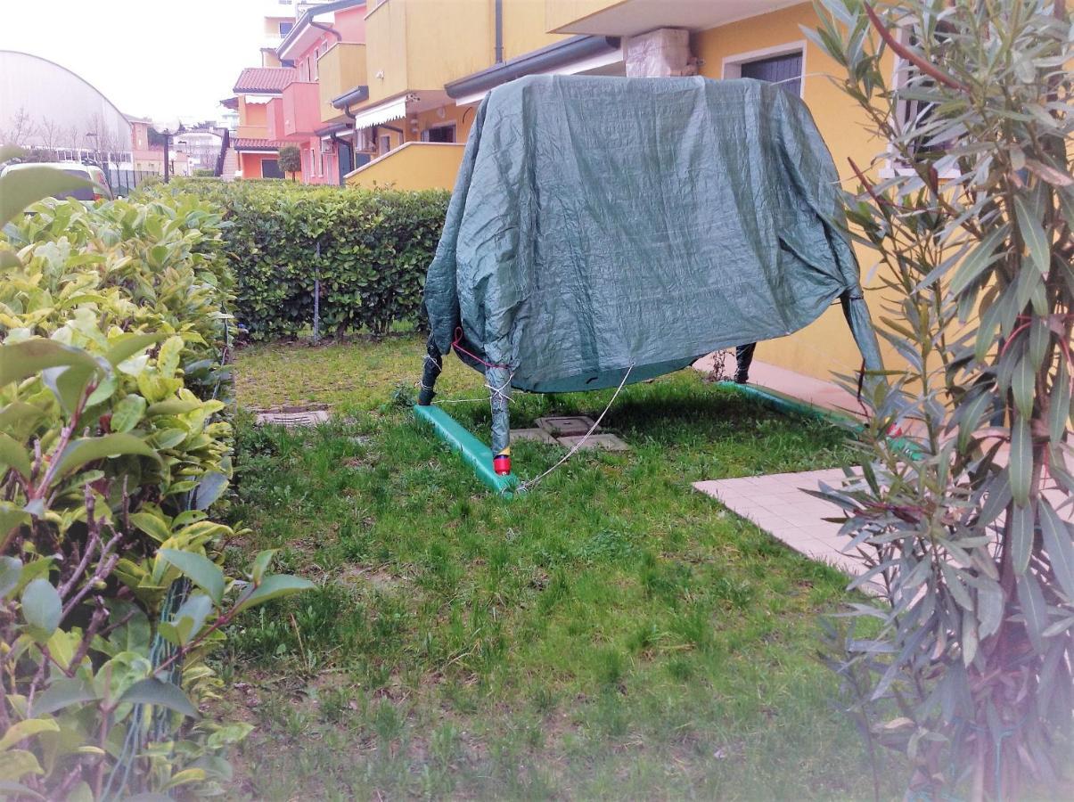 Hotel Apartments Villaggio Dei Fiori 4 Stars Luxury - Great Family Resort - Pet Friendly - With Hypermarket - Delivery Restaurant-Pizzeria - Room Breakfast With Supplement - Ultra Fast Wi-Fi - Play Area For Children - Olympic Swimming Pool - Parking Caorle Eksteriør bilde