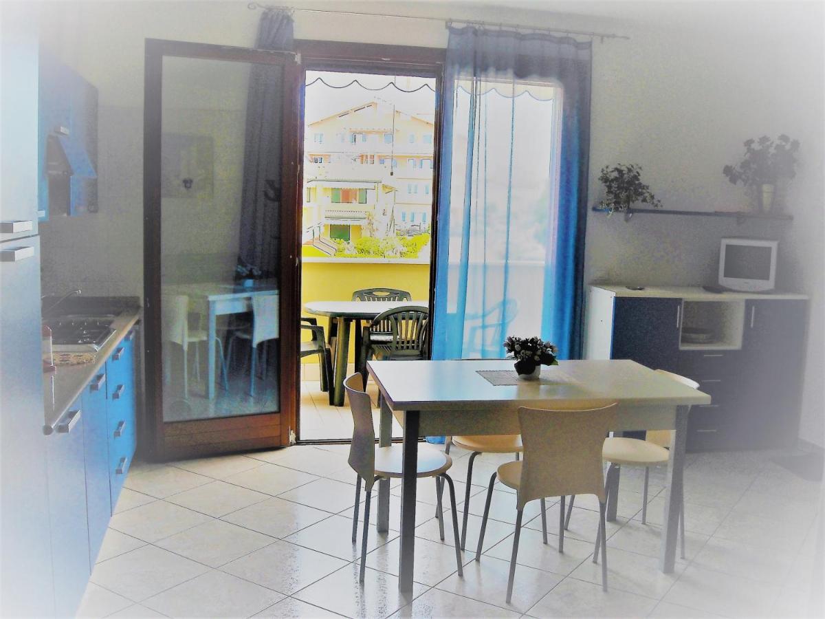 Hotel Apartments Villaggio Dei Fiori 4 Stars Luxury - Great Family Resort - Pet Friendly - With Hypermarket - Delivery Restaurant-Pizzeria - Room Breakfast With Supplement - Ultra Fast Wi-Fi - Play Area For Children - Olympic Swimming Pool - Parking Caorle Eksteriør bilde