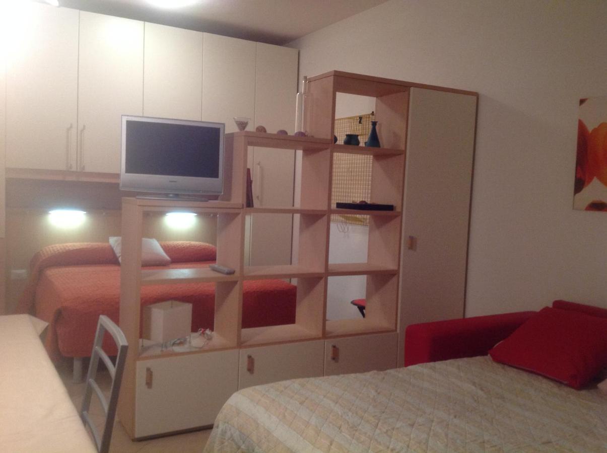 Hotel Apartments Villaggio Dei Fiori 4 Stars Luxury - Great Family Resort - Pet Friendly - With Hypermarket - Delivery Restaurant-Pizzeria - Room Breakfast With Supplement - Ultra Fast Wi-Fi - Play Area For Children - Olympic Swimming Pool - Parking Caorle Eksteriør bilde