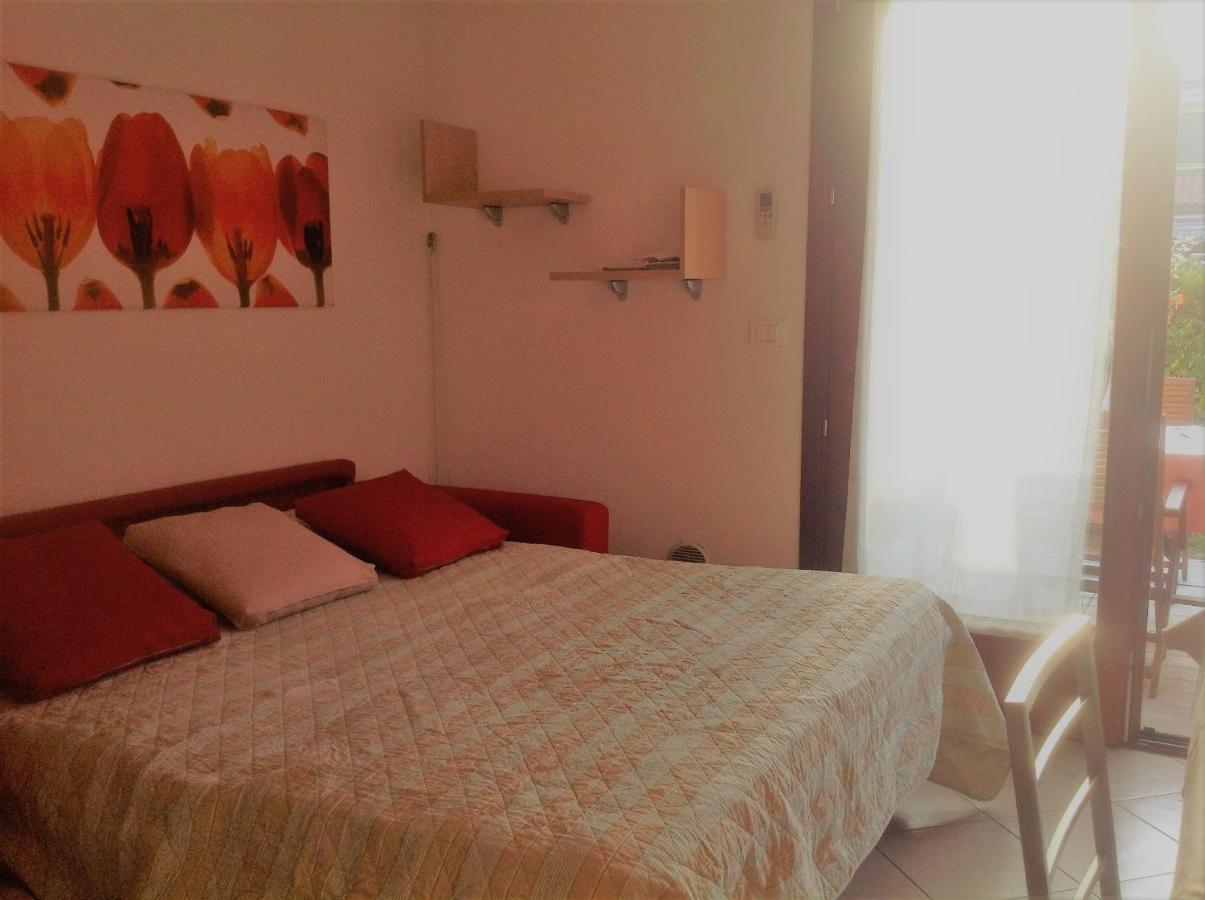 Hotel Apartments Villaggio Dei Fiori 4 Stars Luxury - Great Family Resort - Pet Friendly - With Hypermarket - Delivery Restaurant-Pizzeria - Room Breakfast With Supplement - Ultra Fast Wi-Fi - Play Area For Children - Olympic Swimming Pool - Parking Caorle Eksteriør bilde