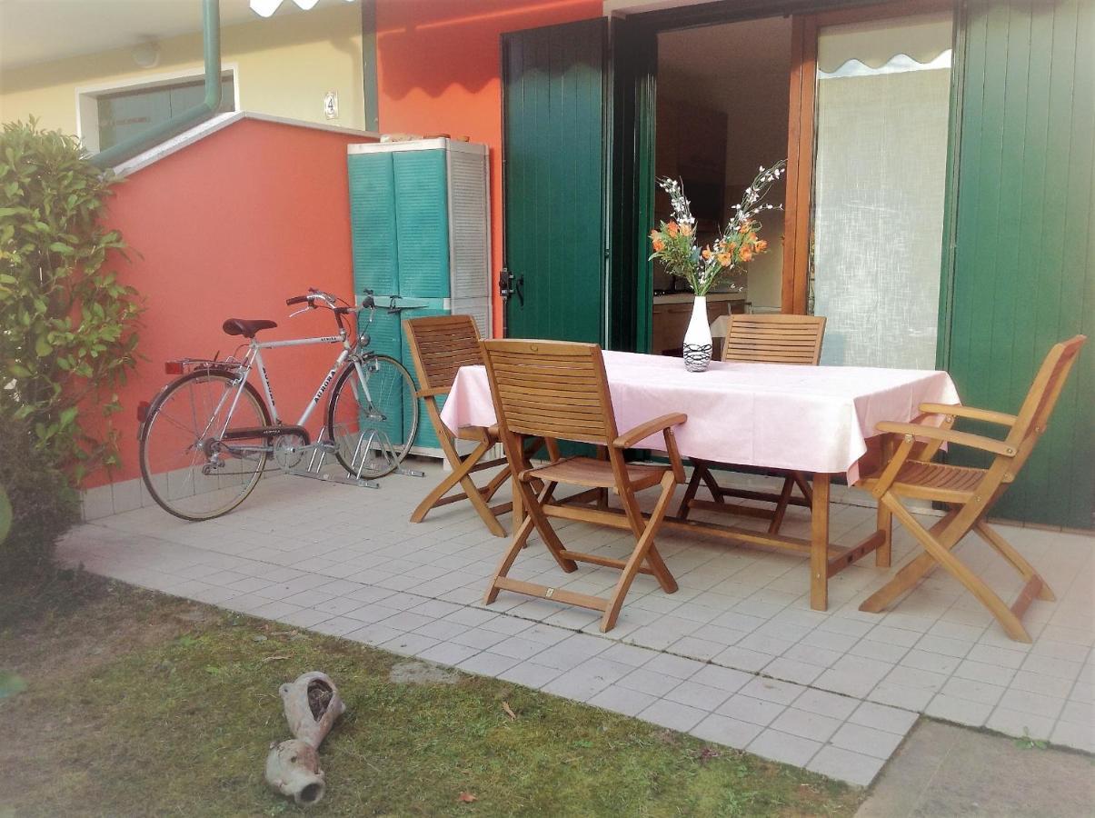 Hotel Apartments Villaggio Dei Fiori 4 Stars Luxury - Great Family Resort - Pet Friendly - With Hypermarket - Delivery Restaurant-Pizzeria - Room Breakfast With Supplement - Ultra Fast Wi-Fi - Play Area For Children - Olympic Swimming Pool - Parking Caorle Eksteriør bilde