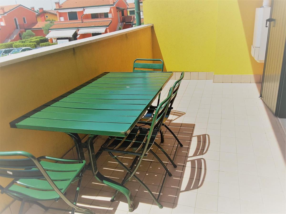 Hotel Apartments Villaggio Dei Fiori 4 Stars Luxury - Great Family Resort - Pet Friendly - With Hypermarket - Delivery Restaurant-Pizzeria - Room Breakfast With Supplement - Ultra Fast Wi-Fi - Play Area For Children - Olympic Swimming Pool - Parking Caorle Eksteriør bilde