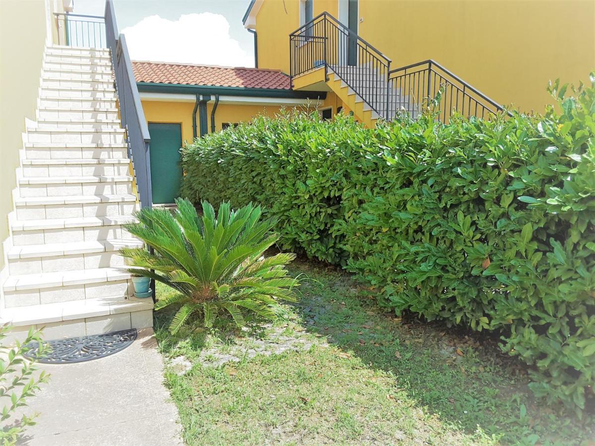 Hotel Apartments Villaggio Dei Fiori 4 Stars Luxury - Great Family Resort - Pet Friendly - With Hypermarket - Delivery Restaurant-Pizzeria - Room Breakfast With Supplement - Ultra Fast Wi-Fi - Play Area For Children - Olympic Swimming Pool - Parking Caorle Eksteriør bilde