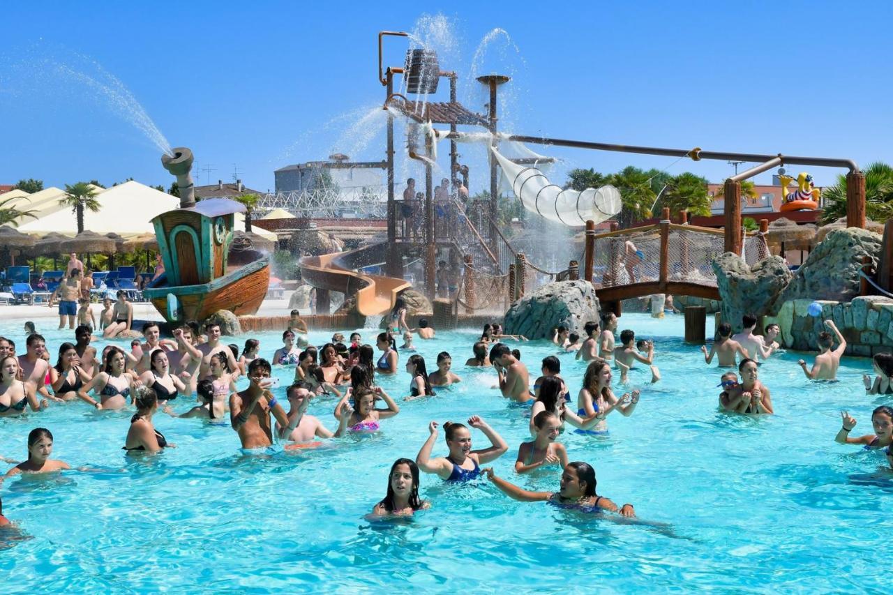 Hotel Apartments Villaggio Dei Fiori 4 Stars Luxury - Great Family Resort - Pet Friendly - With Hypermarket - Delivery Restaurant-Pizzeria - Room Breakfast With Supplement - Ultra Fast Wi-Fi - Play Area For Children - Olympic Swimming Pool - Parking Caorle Eksteriør bilde