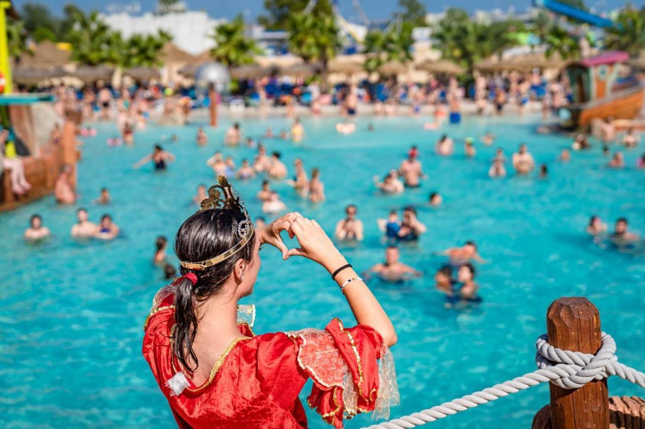 Hotel Apartments Villaggio Dei Fiori 4 Stars Luxury - Great Family Resort - Pet Friendly - With Hypermarket - Delivery Restaurant-Pizzeria - Room Breakfast With Supplement - Ultra Fast Wi-Fi - Play Area For Children - Olympic Swimming Pool - Parking Caorle Eksteriør bilde