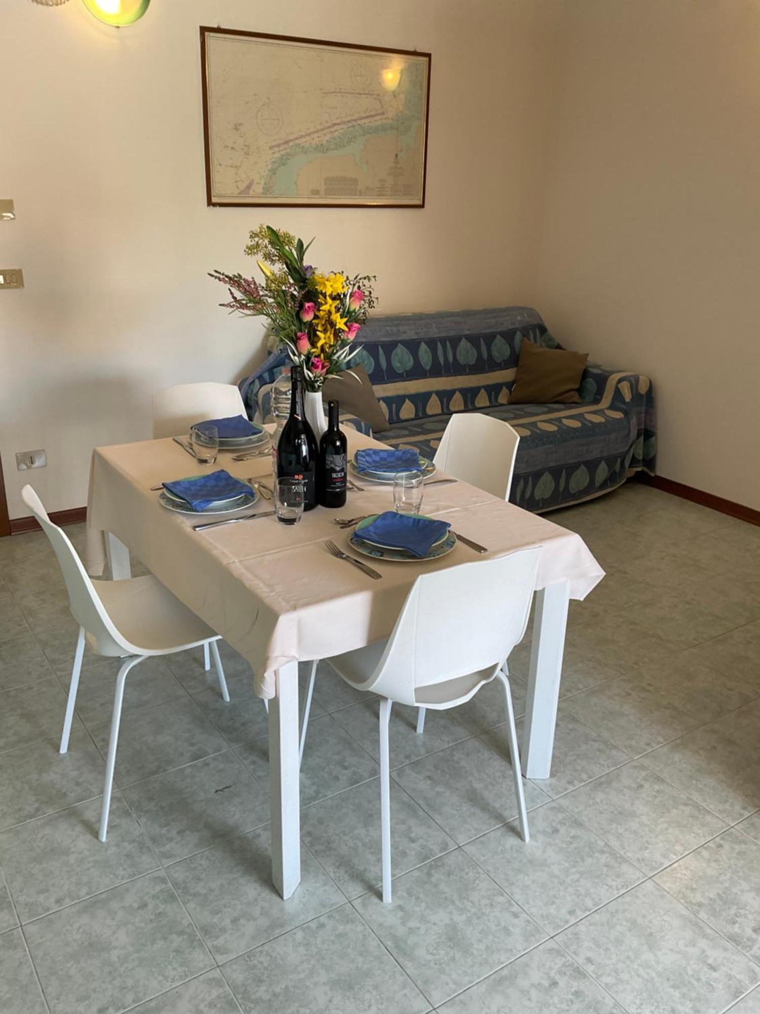 Hotel Apartments Villaggio Dei Fiori 4 Stars Luxury - Great Family Resort - Pet Friendly - With Hypermarket - Delivery Restaurant-Pizzeria - Room Breakfast With Supplement - Ultra Fast Wi-Fi - Play Area For Children - Olympic Swimming Pool - Parking Caorle Eksteriør bilde