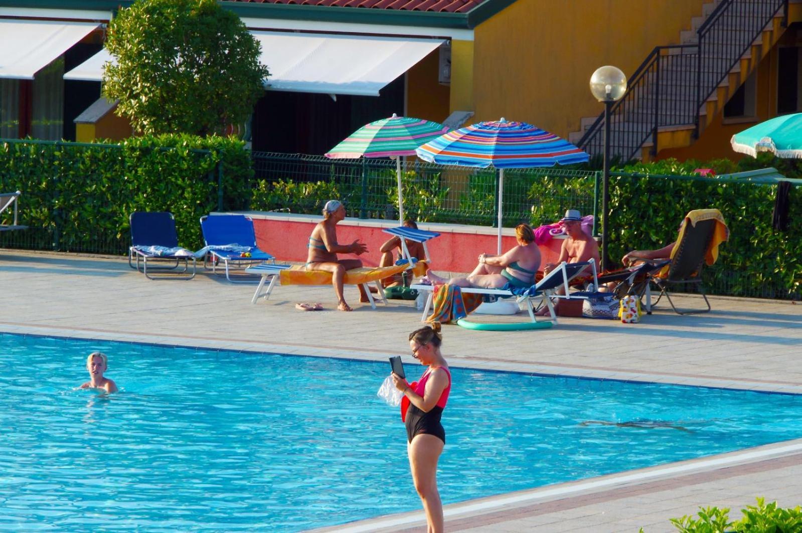 Hotel Apartments Villaggio Dei Fiori 4 Stars Luxury - Great Family Resort - Pet Friendly - With Hypermarket - Delivery Restaurant-Pizzeria - Room Breakfast With Supplement - Ultra Fast Wi-Fi - Play Area For Children - Olympic Swimming Pool - Parking Caorle Eksteriør bilde