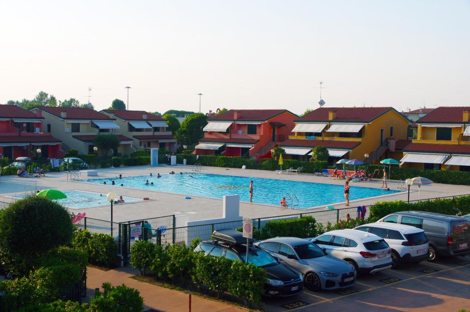 Hotel Apartments Villaggio Dei Fiori 4 Stars Luxury - Great Family Resort - Pet Friendly - With Hypermarket - Delivery Restaurant-Pizzeria - Room Breakfast With Supplement - Ultra Fast Wi-Fi - Play Area For Children - Olympic Swimming Pool - Parking Caorle Eksteriør bilde