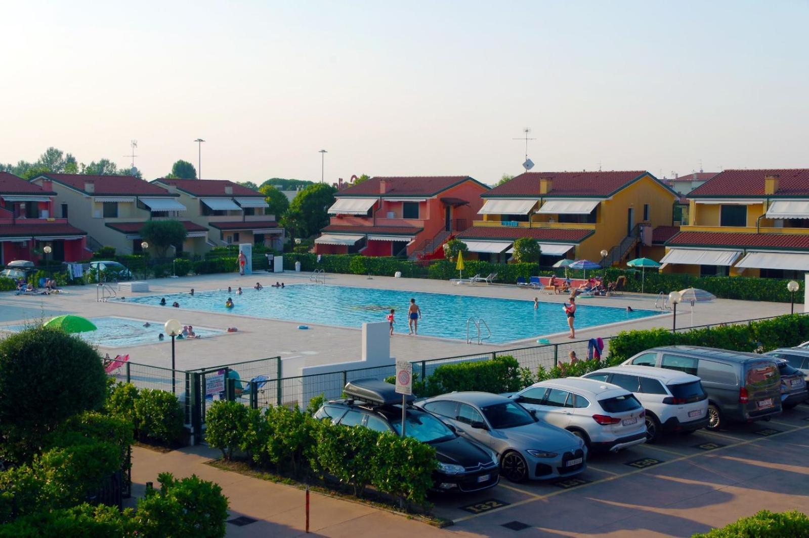Hotel Apartments Villaggio Dei Fiori 4 Stars Luxury - Great Family Resort - Pet Friendly - With Hypermarket - Delivery Restaurant-Pizzeria - Room Breakfast With Supplement - Ultra Fast Wi-Fi - Play Area For Children - Olympic Swimming Pool - Parking Caorle Eksteriør bilde