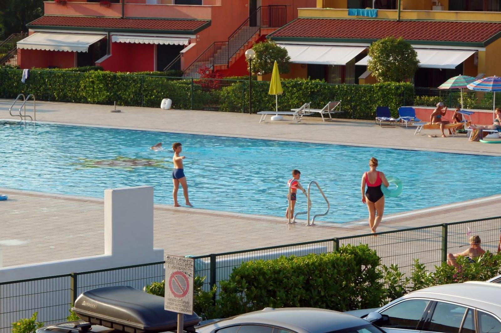 Hotel Apartments Villaggio Dei Fiori 4 Stars Luxury - Great Family Resort - Pet Friendly - With Hypermarket - Delivery Restaurant-Pizzeria - Room Breakfast With Supplement - Ultra Fast Wi-Fi - Play Area For Children - Olympic Swimming Pool - Parking Caorle Eksteriør bilde