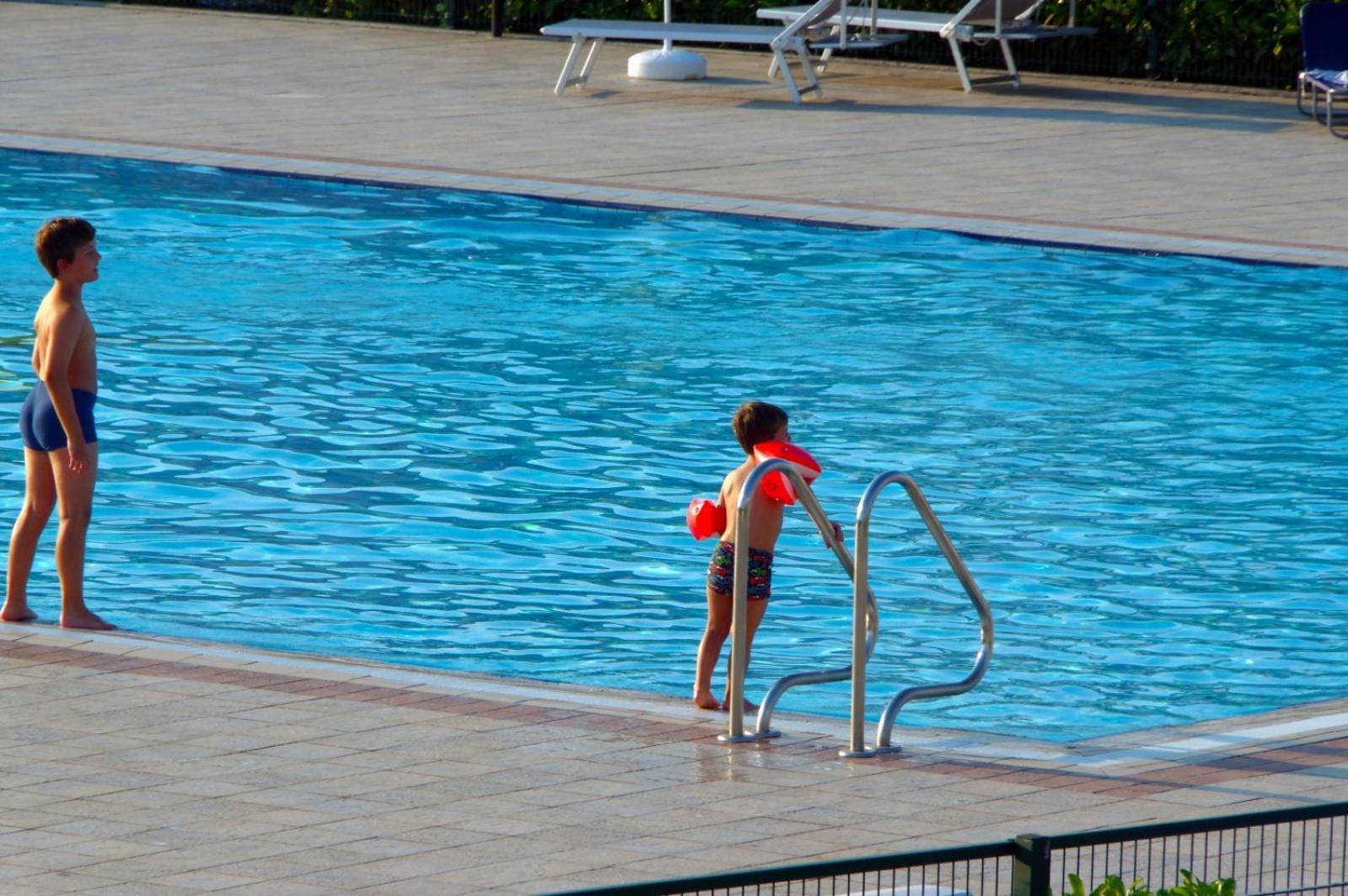 Hotel Apartments Villaggio Dei Fiori 4 Stars Luxury - Great Family Resort - Pet Friendly - With Hypermarket - Delivery Restaurant-Pizzeria - Room Breakfast With Supplement - Ultra Fast Wi-Fi - Play Area For Children - Olympic Swimming Pool - Parking Caorle Eksteriør bilde