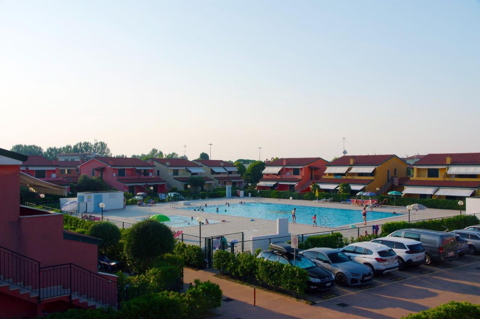 Hotel Apartments Villaggio Dei Fiori 4 Stars Luxury - Great Family Resort - Pet Friendly - With Hypermarket - Delivery Restaurant-Pizzeria - Room Breakfast With Supplement - Ultra Fast Wi-Fi - Play Area For Children - Olympic Swimming Pool - Parking Caorle Eksteriør bilde