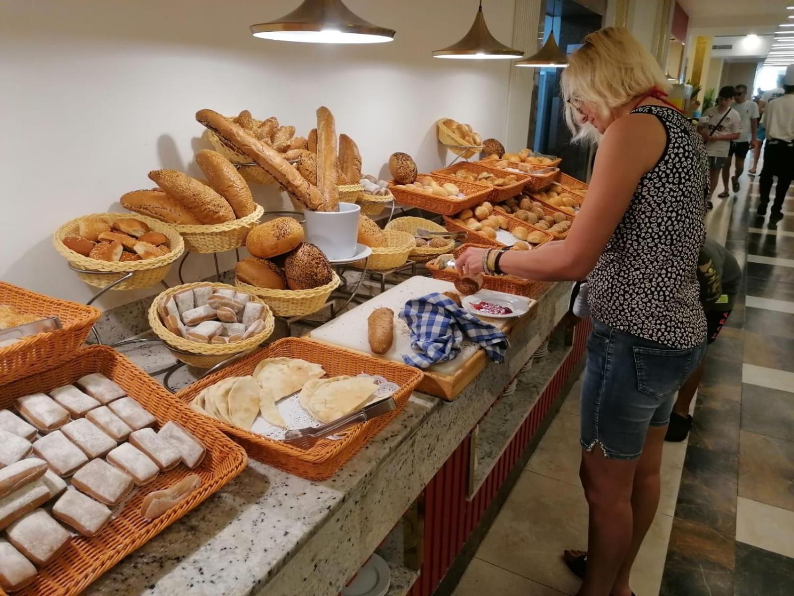 Hotel Apartments Villaggio Dei Fiori 4 Stars Luxury - Great Family Resort - Pet Friendly - With Hypermarket - Delivery Restaurant-Pizzeria - Room Breakfast With Supplement - Ultra Fast Wi-Fi - Play Area For Children - Olympic Swimming Pool - Parking Caorle Eksteriør bilde