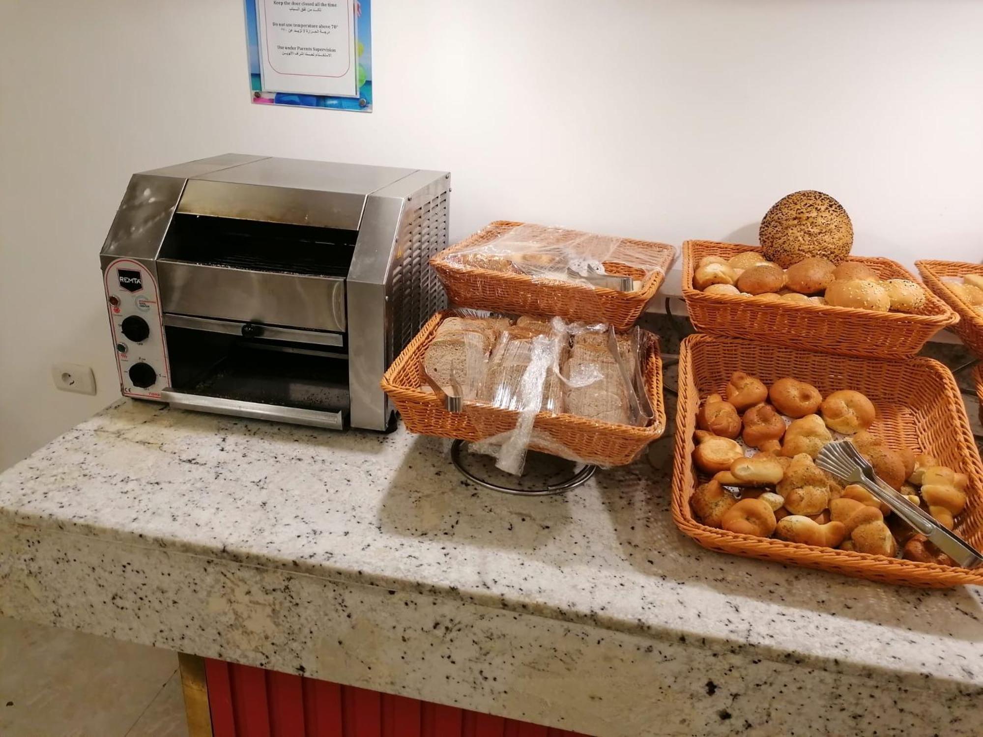 Hotel Apartments Villaggio Dei Fiori 4 Stars Luxury - Great Family Resort - Pet Friendly - With Hypermarket - Delivery Restaurant-Pizzeria - Room Breakfast With Supplement - Ultra Fast Wi-Fi - Play Area For Children - Olympic Swimming Pool - Parking Caorle Eksteriør bilde
