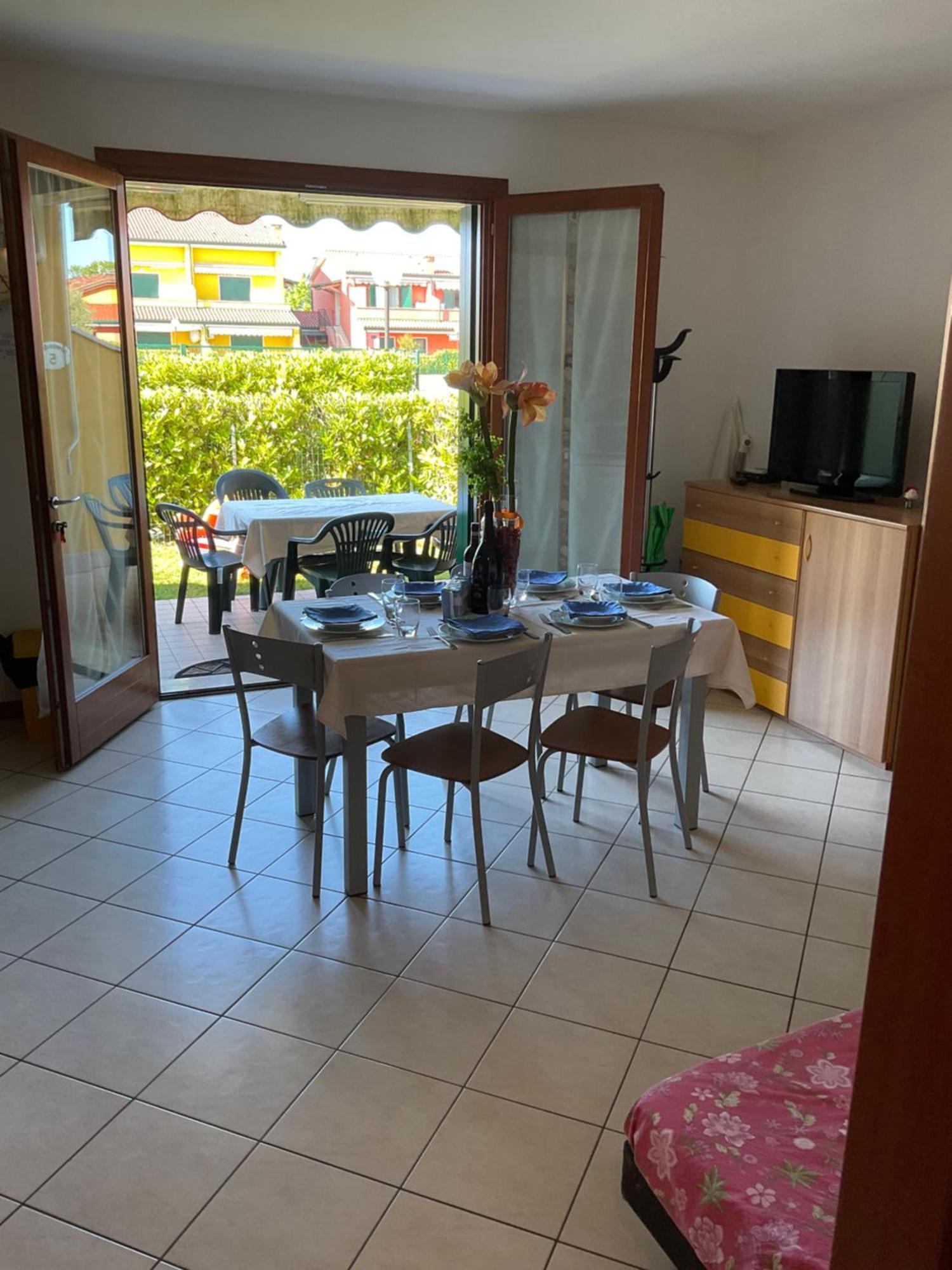 Hotel Apartments Villaggio Dei Fiori 4 Stars Luxury - Great Family Resort - Pet Friendly - With Hypermarket - Delivery Restaurant-Pizzeria - Room Breakfast With Supplement - Ultra Fast Wi-Fi - Play Area For Children - Olympic Swimming Pool - Parking Caorle Eksteriør bilde