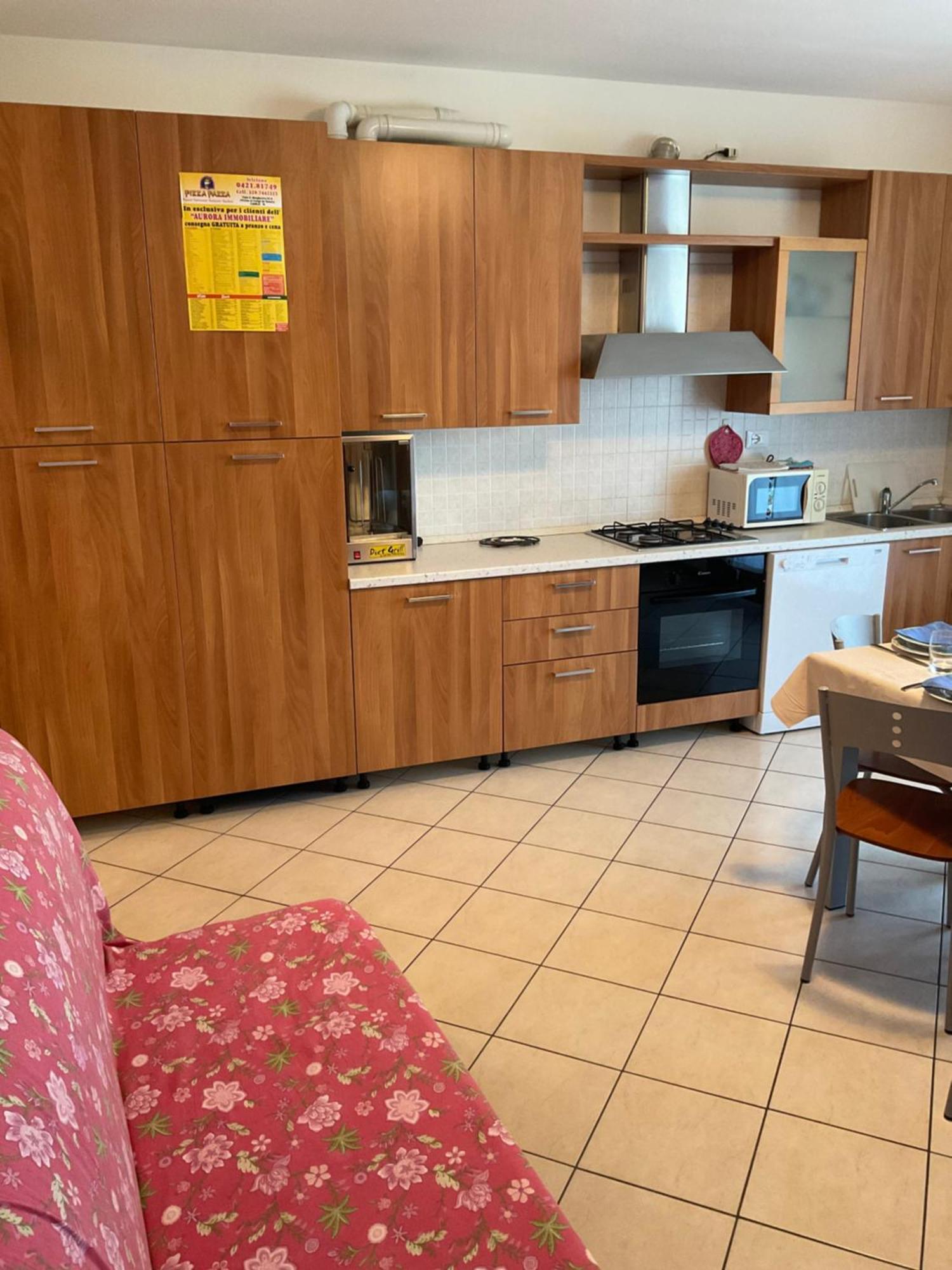Hotel Apartments Villaggio Dei Fiori 4 Stars Luxury - Great Family Resort - Pet Friendly - With Hypermarket - Delivery Restaurant-Pizzeria - Room Breakfast With Supplement - Ultra Fast Wi-Fi - Play Area For Children - Olympic Swimming Pool - Parking Caorle Eksteriør bilde
