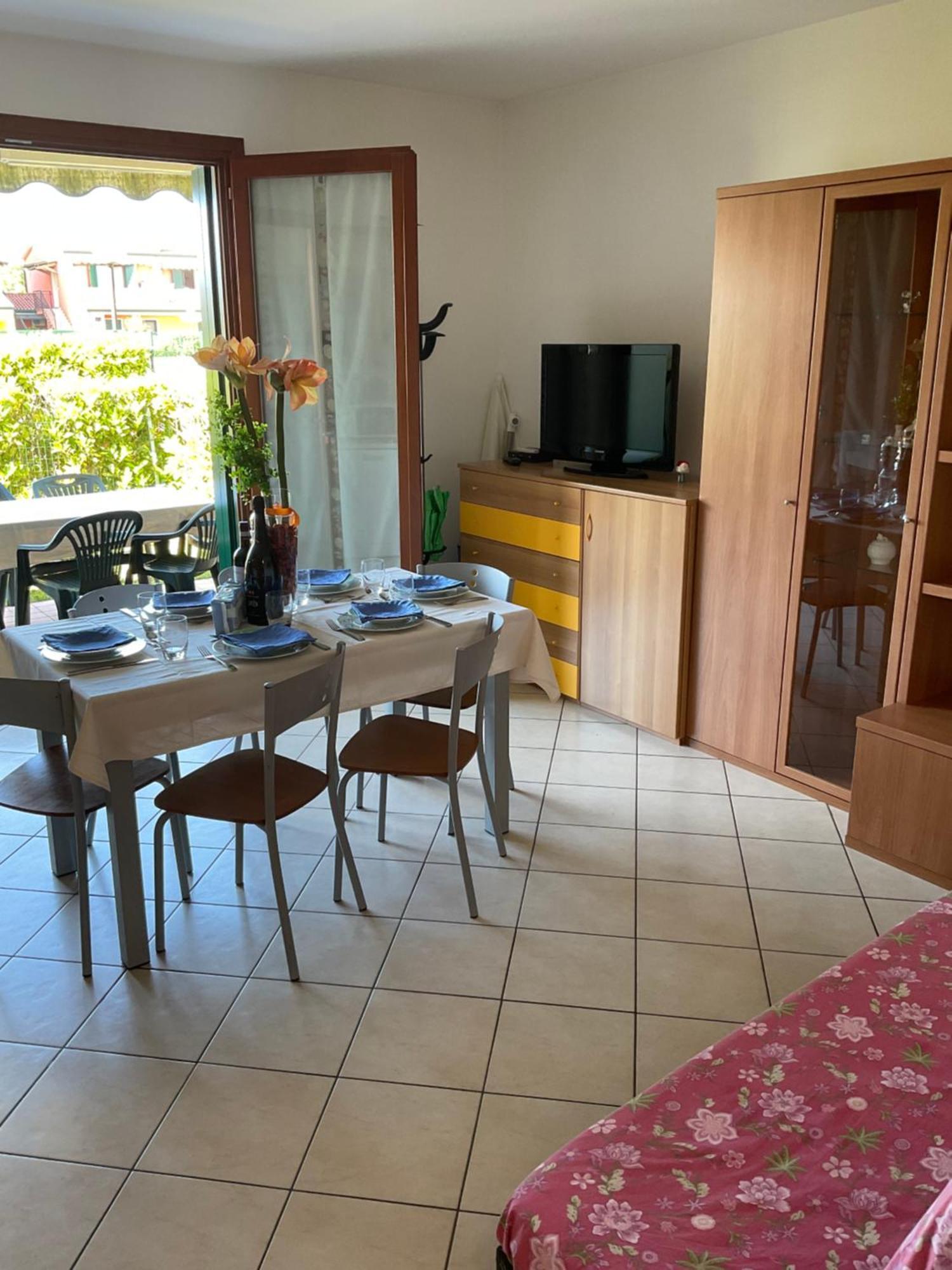 Hotel Apartments Villaggio Dei Fiori 4 Stars Luxury - Great Family Resort - Pet Friendly - With Hypermarket - Delivery Restaurant-Pizzeria - Room Breakfast With Supplement - Ultra Fast Wi-Fi - Play Area For Children - Olympic Swimming Pool - Parking Caorle Eksteriør bilde
