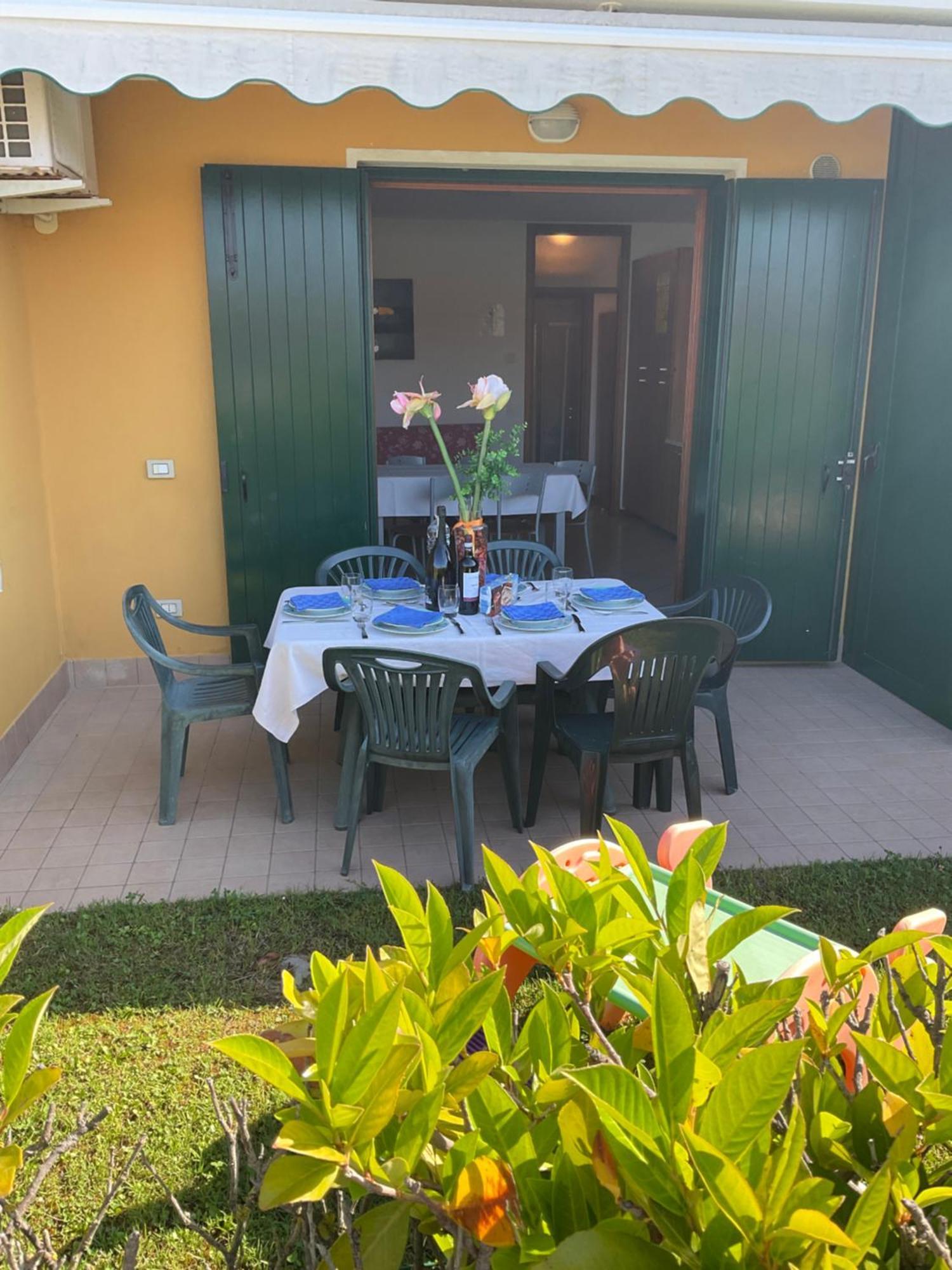 Hotel Apartments Villaggio Dei Fiori 4 Stars Luxury - Great Family Resort - Pet Friendly - With Hypermarket - Delivery Restaurant-Pizzeria - Room Breakfast With Supplement - Ultra Fast Wi-Fi - Play Area For Children - Olympic Swimming Pool - Parking Caorle Eksteriør bilde